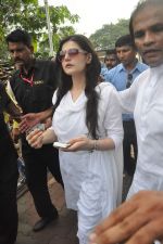 Zarine Khan at Dara Singh funeral in Mumbai on 12th July 2012 (1).JPG